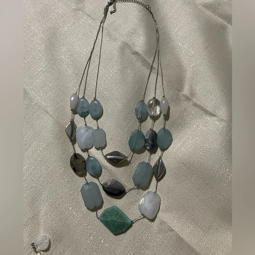 New York & company 3 strand turquoise blue white necklace with matching earrings - Picture 8 of 9